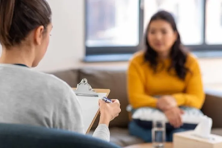 Adulto em atendimento com neuropsicóloga em consultório